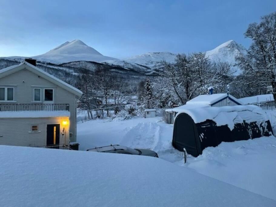 Lyngseidet House With Garage In Central Lyngen מראה חיצוני תמונה
